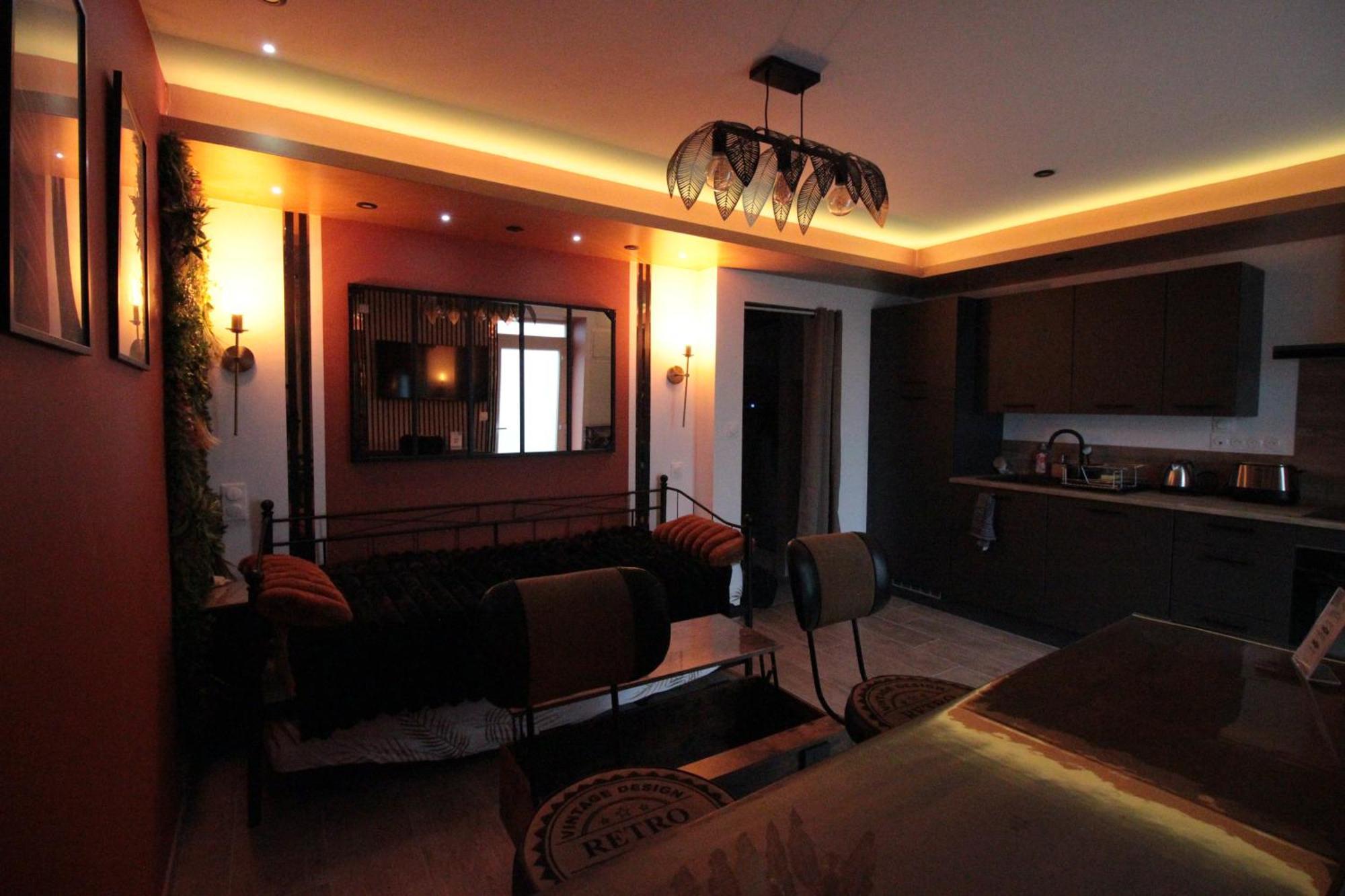 Luxury Studio, Rez De Chaussee, Parking Prive Video Surveillance, Canape Haute Qualite Convertible Couchage 2 Personnes, Centre Proche, Restaurant, Boulangerie 2 Minutes A Pied, Terrasse - 800metre Carre De Terrain - Gere Par Presta-zen'service * Verdun