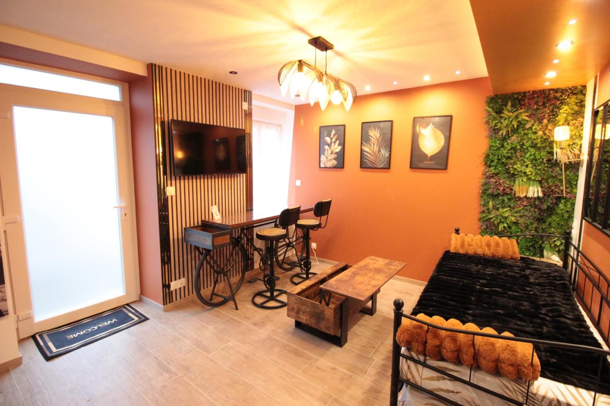 Luxury Studio, Rez De Chaussee, Parking Prive Video Surveillance, Canape Haute Qualite Convertible Couchage 2 Personnes, Centre Proche, Restaurant, Boulangerie 2 Minutes A Pied, Terrasse - 800metre Carre De Terrain - Gere Par Presta-zen'service Appartement Verdun