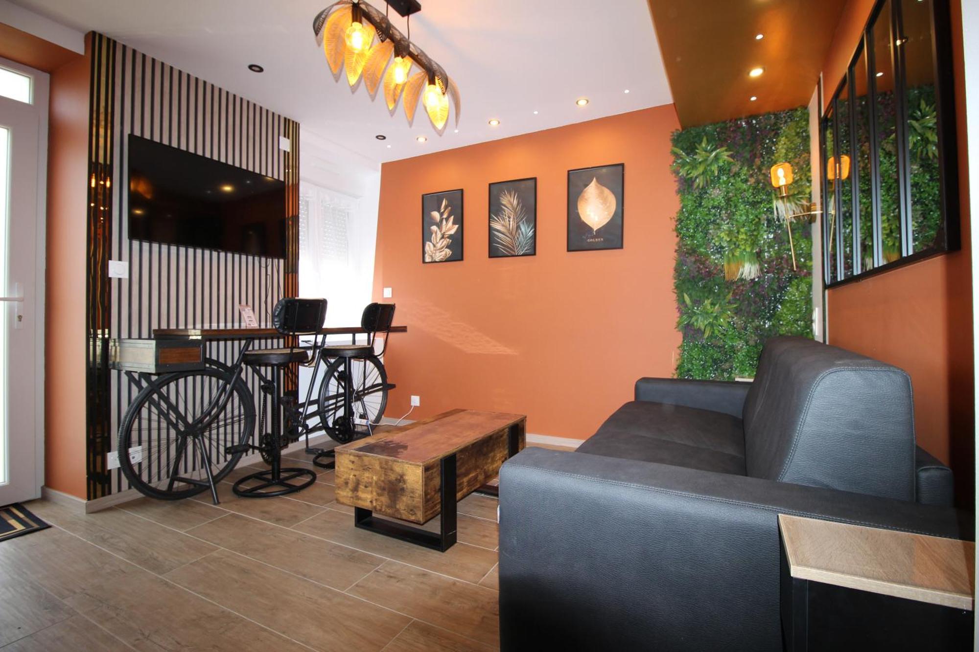 Luxury Studio, Rez De Chaussee, Parking Prive Video Surveillance, Canape Haute Qualite Convertible Couchage 2 Personnes, Centre Proche, Restaurant, Boulangerie 2 Minutes A Pied, Terrasse - 800metre Carre De Terrain - Gere Par Presta-zen'service